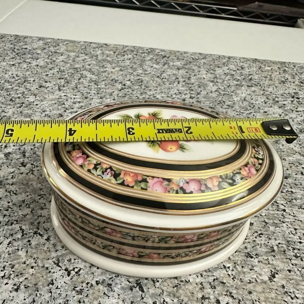 Wedgwood Clio 1992 Bone China‎ Oval Trinket Box w/ Lid Floral Accent Vintage